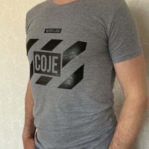 Купити темно-сіру чоловічу бавовняну футболку з принтом Coje (розмір 46-54) онлайн
