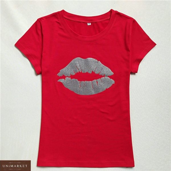 Приобрести красную женскую футболку с принтом поцелуй с блестками недорого