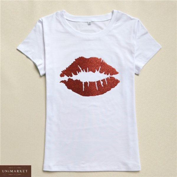 Придбати білу жіночу футболку з принтом поцілунок з блискітками хорошої якості