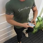 Замовити чоловічу трикотажну футболку хакі з декором на рукавах (розмір 46-52) онлайн