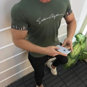 Замовити чоловічу трикотажну футболку хакі з декором на рукавах (розмір 46-52) онлайн