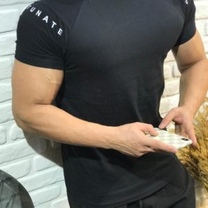 Придбати чорну чоловічу футболку з написом на рукавах реглан (розмір 46-52) онлайн