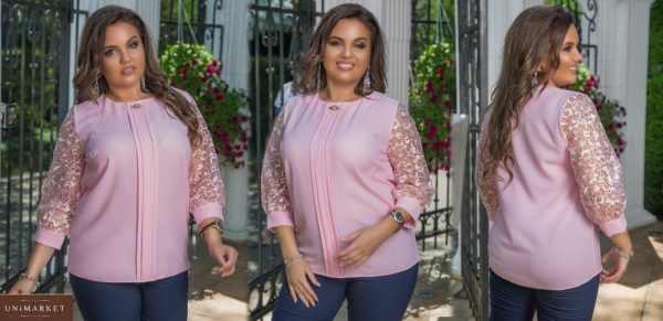 Замовити рожеву жіночу елегантну блузку з брошкою з мереживними рукавами (розмір 48-58) в Україні