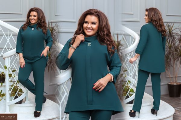 Заказать зеленый женский брючный костюм с туникой с воротником-стойкой (размер 50-56) онлайн