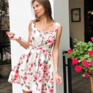 Купить белое женское короткое платье с цветочным принтом на широких бретельках онлайн