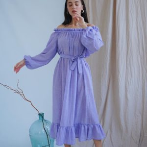 Купить лиловое женское хлопковое платье миди с открытыми плечами и длинным рукавом выгодно