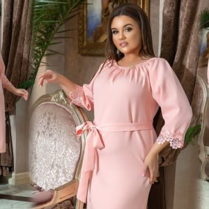 Купить розовое женское элегантное платье миди с брошью в комплекте (размер 50-60) по скидке