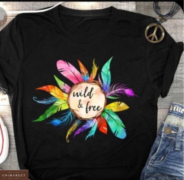 Купить женскую черную футболку с принтом ловец снов с яркими перьями в Украине