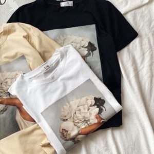 Купить черную, белую, беж женскую стильную футболку с цветочным принтом в Украине