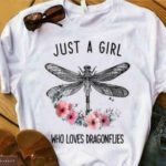 Заказатьбелую женскую футболку с принтом насекомые (бабочка, стрекоза) онлайн