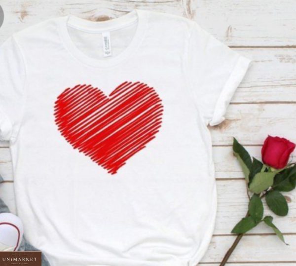 Замовити білу жіночу прінтована футболку в любовній тематиці недорого