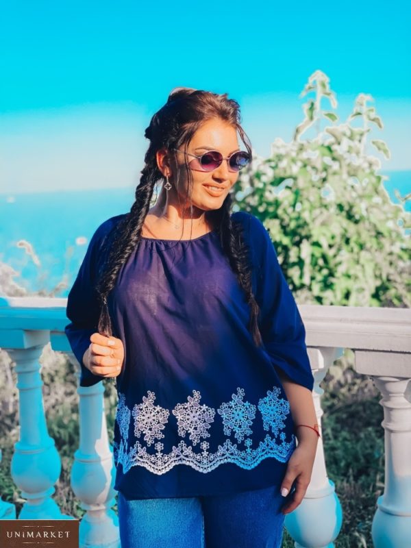 Замовити синю жіночу вільну блузку з батисту з вишивкою (розмір 50-56) онлайн