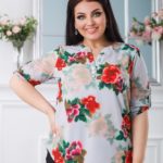 Купити жіночу легку білу блузку з великими червоними квітами (розмір 50-60) в Україні