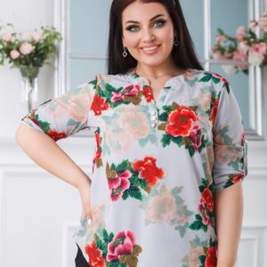 Купить женскую легкую белую блузку с крупными красными цветами (размер 50-60) в Украине