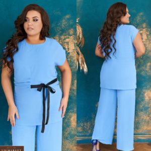 Заказать голубой женский легкий брючный костюм с элегантным контрастным бантиком (размер 48-66) онлайн