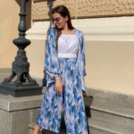 Замовити синій яскравий жіночий костюм: широкі штани з піджаком на запах в Україні