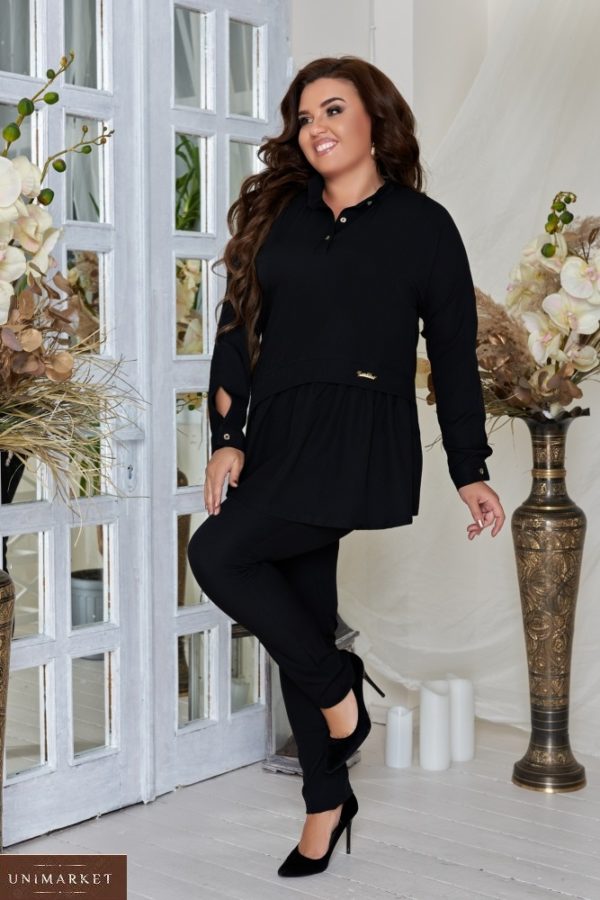 Заказать черный женский брючный костюм с легкой блузкой с асимметричной оборкой (размер 48-64) в Украине