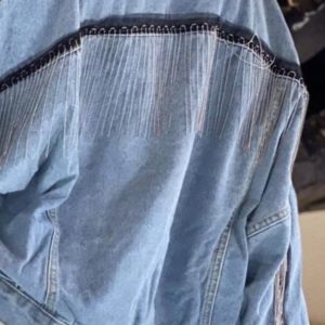 Заказать голубую женскую джинсовую куртку oversize с бахромой из камней онлайн