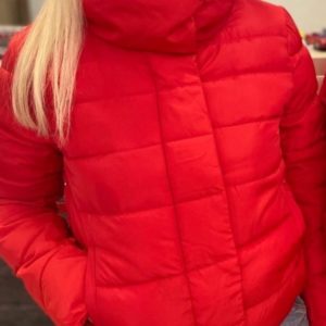 Замовити червону жіночу синтепонові куртку з кишенями з високим коміром вигідно