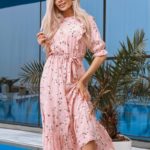 Купити жіночу квіткову сукню з рюшами і поясом рожевого кольору (розмір 42-48) в Україні