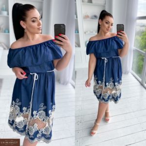 Купить синее женское джинсовое платье с вышивкой с открытыми плечами (размер 50-56) онлайн