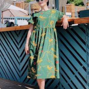 Купить женское свободное платье зеленого цвета длины миди с принтом цепи (размер 42-48) по низким ценам