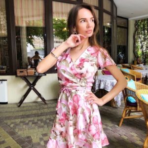 Заказать розовое женское с поясом платье мини в цветочный принт на запах в Украине