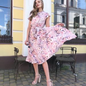 Купити жіночу квіткову сукню міді з поясом рожеве недорого