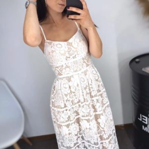 Купити білу жіночу елегантну сукню міді на бретельках з ажурного мережива онлайн