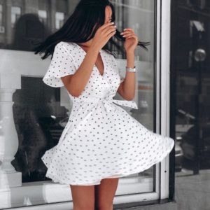 Заказать платье белого цвета мини на запах для женщин в мелкие сердечки размера 42-50 батал дешево