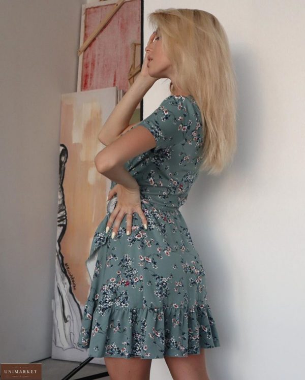 Заказать голубое женское платье из льна на запах с цветочным принтом и воланами онлайн