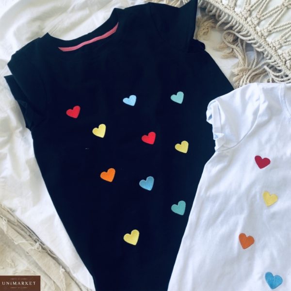 Замовити чорну жіночу футболку з вишитими різнобарвними сердечками по знижці