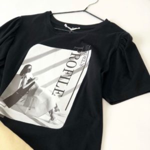 Купити жіночу чорну футболку з чорно-білим принтом онлайн