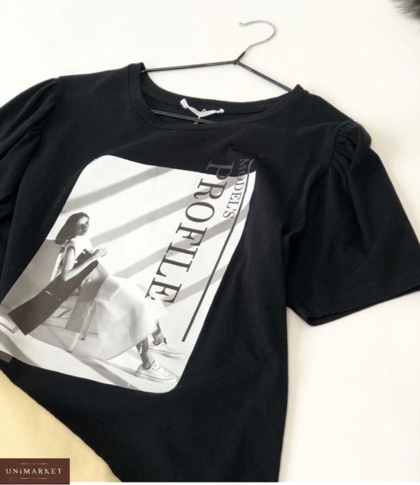 Купить женскую черную футболку с черно-белым принтом онлайн