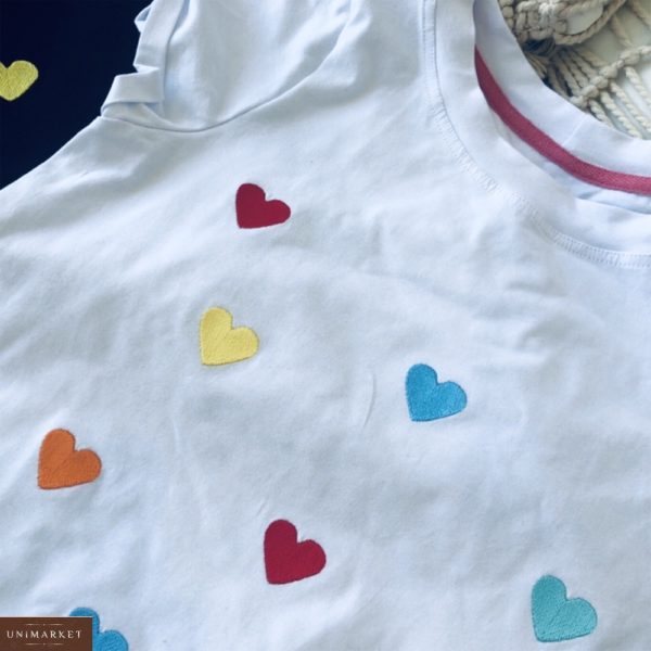 Купити білу жіночу футболку з вишитими різнобарвними сердечками дешево