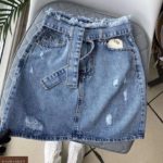 Купить женскую голубую джинсовую юбку с потертостями с поясом дешево
