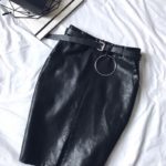 Приобрести женскую черную юбку-карандаш из эко кожи с ремнем-кольцом дешево