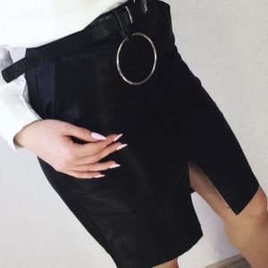 Купить женскую черную юбку-карандаш из эко кожи с ремнем-кольцом по скидке