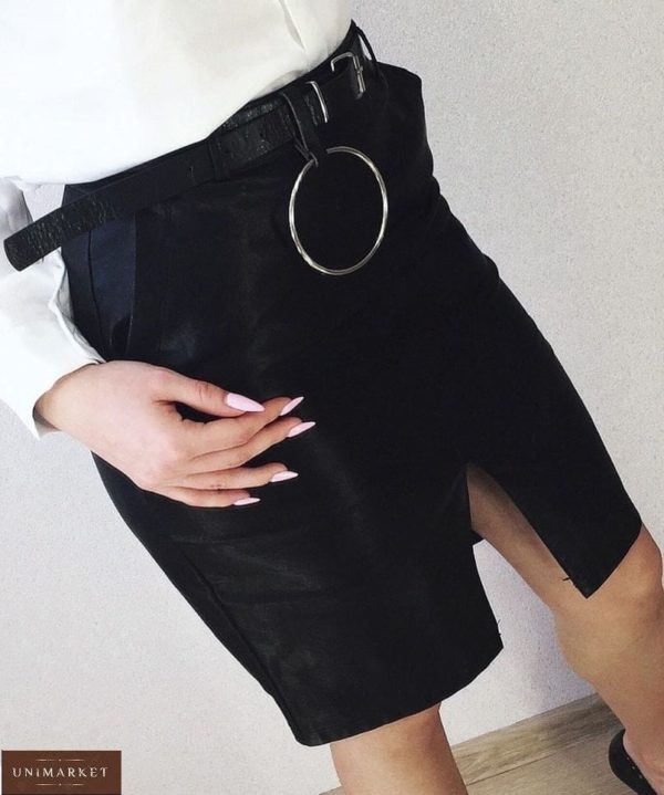 Купить женскую черную юбку-карандаш из эко кожи с ремнем-кольцом по скидке