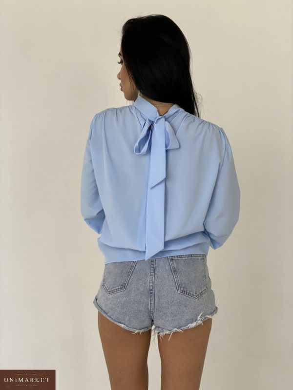 Приобрести женскую голубую закрытую блузку с длинным рукавом и бантом сзади онлайн