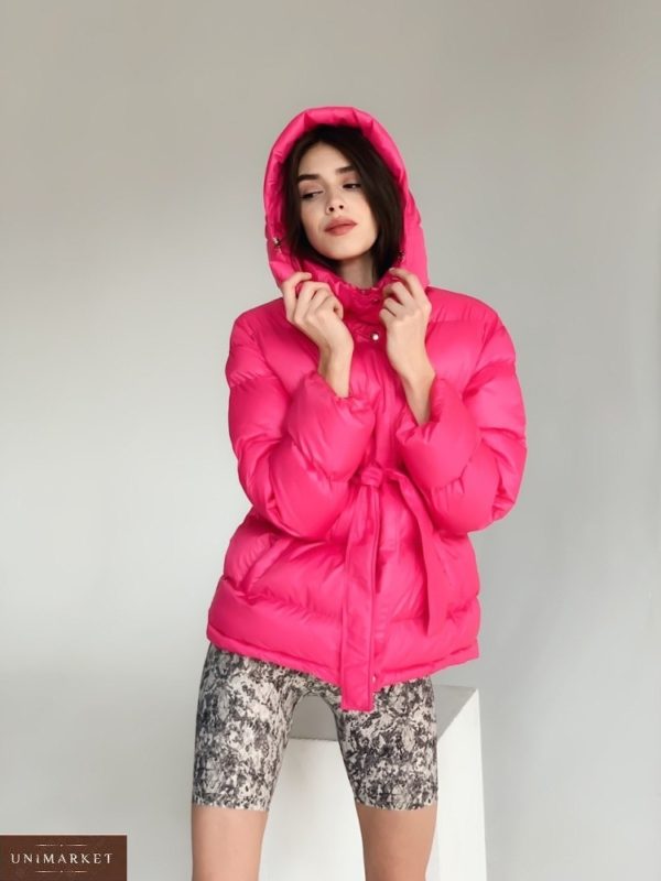 Приобрести розовую теплую легкую куртку оверсайз с капюшоном и поясом для женщин выгодно