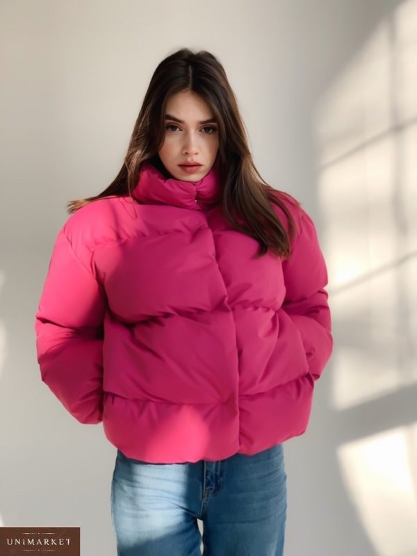 Купить малиновую теплую непромокаемую дутую куртку оверсайз (размер 42-48) для женщин на зиму по скидке