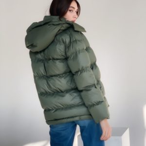 Купить женскую цвета хаки теплую легкую куртку оверсайз с капюшоном и поясом на зиму по скидке