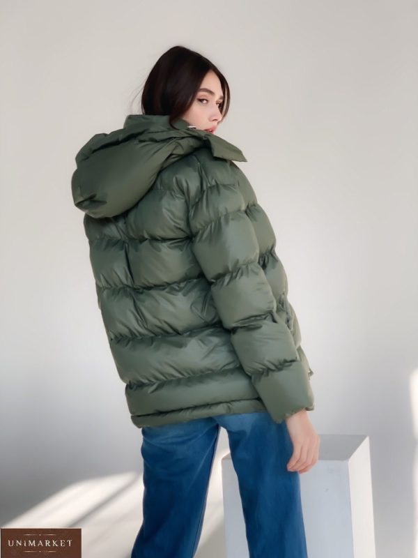 Купить женскую цвета хаки теплую легкую куртку оверсайз с капюшоном и поясом на зиму по скидке