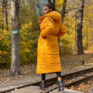 Купить горчица/черный двухстороннюю длинную куртку для женщин с поясом (размер 42-58) дешево