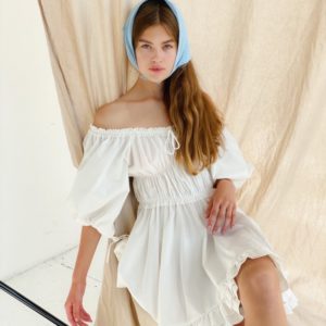 Придбати жіночу сукню міні з бавовни з відкритими плечима (розмір 42-48) білого кольору недорого