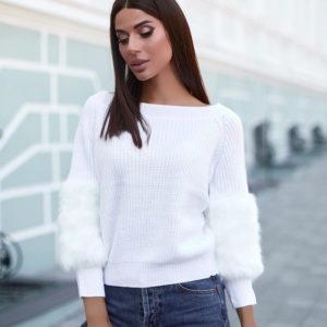 Придбати білий жіночий В'язаний светр з хутром на рукавах за спеціальною пропозицією