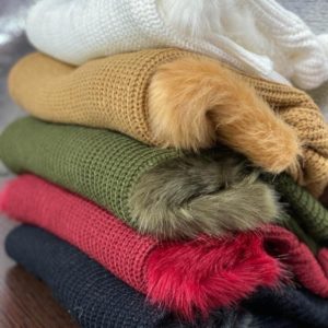 Заказать желтый, зеленый, красный. синий вязаный свитер с мехом на рукавах по низким ценам для женщин