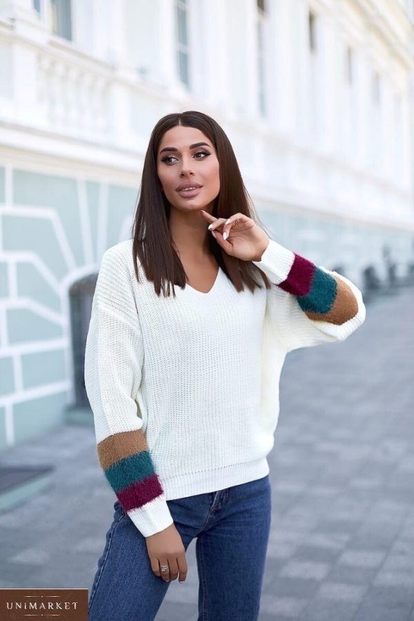 Заказать вязаный белый женский свитер с цветным мехом на рукавах дешево