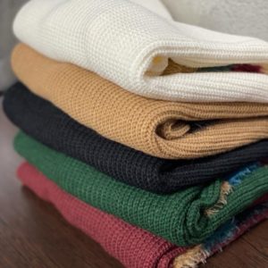 Приобрести желтый, черный, зеленый красный Вязаный свитер с цветным мехом на рукавах женский дешево